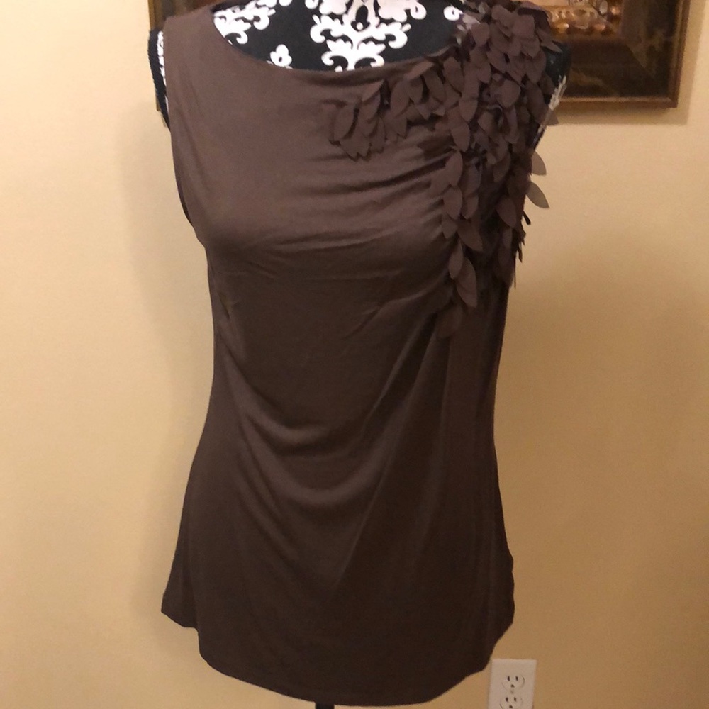 🆕 🤎Anne Klein Elegant Sleeveless Appliqué fabric leaves on left shoulder front